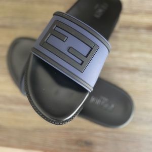 Iconic luxury slides, unisex size 9 1/2